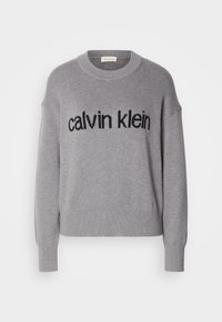 Hall kaelusega hall autoripusa. Ees on must "calvin klein" logo tekst ja soonikkoes varrukaservad ning allserv.