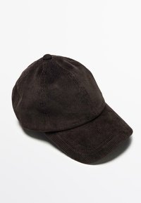 Cappellino da baseball in corduroy marrone con una corona arrotondata, visiera leggermente curva e tessuto testurizzato. Presenta dettagli di cucitura lungo le cuciture.