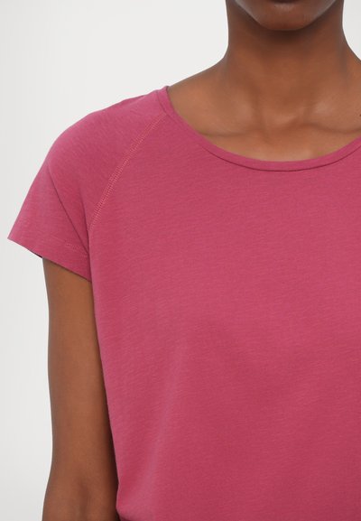 Kurzarm-T-Shirt in Hellpink. Rundhalsausschnitt, weiche Textur und minimale Nähdetails an den Raglanärmeln. Lässige Passform.