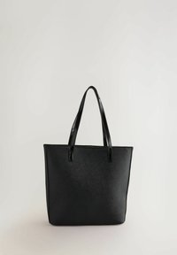 Borsa tote nera con una finitura texturizzata, due manici lucidi e una forma rettangolare. Presenta un design aperto nella parte superiore per un facile accesso.