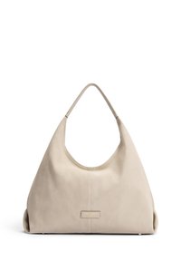 Sac hobo beige en suède doux avec une anse courbée, des détails de couture subtils et une petite étiquette de marque à l'avant. Texture lisse.
