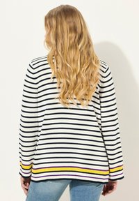Maglione a righe in bianco e blu navy con vivaci accenti viola, giallo e nero all'orlo. Vestibilità comoda con maniche lunghe.