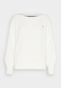 Maglione bianco lavorato a maglia con ampio scollo a barca, maniche lunghe, polsini a coste e un piccolo logo sul petto. Morbido al tatto con una vestibilità rilassata.