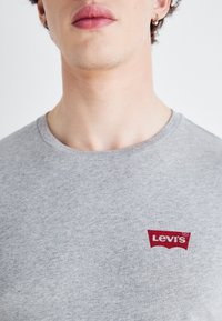 Levi's® GRAPHIC TEES 3 PACK - T-shirt basique - white/medium heather grey/dress blues