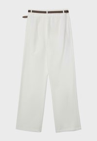 Pantaloni bianchi a gamba larga con cintura marrone infilata nelle passanti della vita, mostrati su uno sfondo semplice.