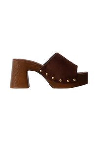 Mule en daim marron à bout ouvert avec talon bloc en bois et détails de clous dorés sur les côtés.