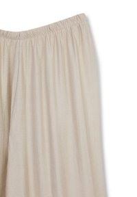 Pantalon avec taille élastique beige en tissu léger, présentant un design large et fluide avec une texture lisse et un éclat subtil.