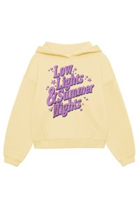Gelbes Kapuzenshirt mit einer Fronttasche, das fett gedruckten lila Text mit der Aufschrift "Low Lights & Summer Nights" und Sternen-Grafiken zeigt.