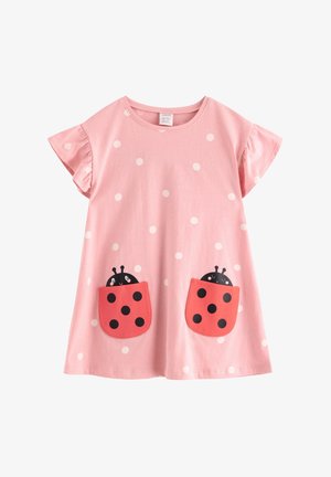 Rosa kurzärmeliges Kleid mit weißen Punkten und zwei vorderen Taschen, gestaltet als rote Marienkäfer mit schwarzen Punkten und lächelnden Gesichtern.