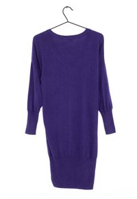 Robe-pull en maille violette avec manches longues, poignets et ourlet côtelés, et une coupe ample. Texture douce avec un design simple et uni.