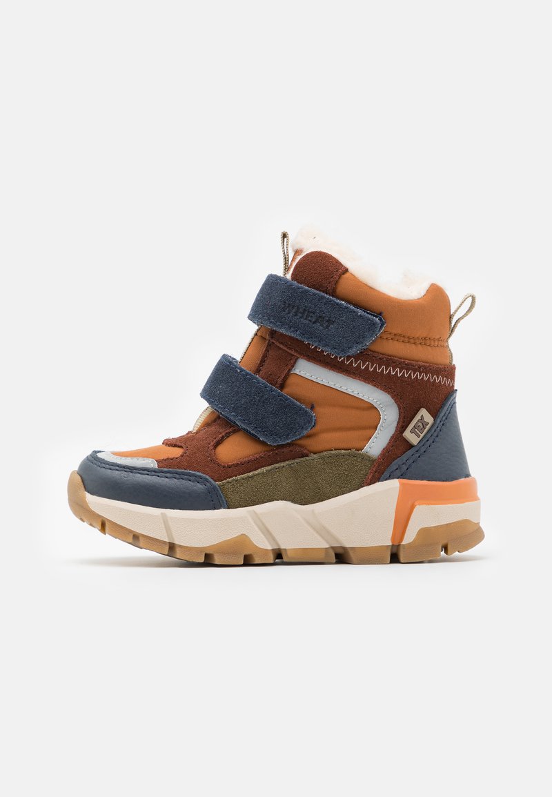 Ciemnoniebieskie i brązowe średnie trampki z rzepami, wykonane z materiałów tekstylnych i zamszowych, z wyściełanym wnętrzem i solidną gumową podeszwą.