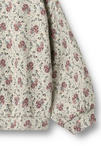 Gaiši bēšs audums ar mazu ziedu rakstu rozā, zaļā un baltā krāsā, ar savāktu aproci garā piedurknē.