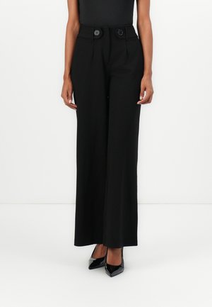 Pantalons noirs taille haute avec jambes larges, dotés de deux grands boutons à l'avant. Tissu lisse avec une texture polie.