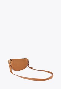 Una borsa a spalla in pelle marrone con zip e una lunga tracolla, mostrata su uno sfondo bianco semplice.