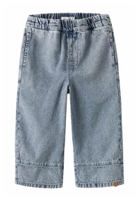 Jeans bermuda kratke hlače z elastičnim pasom, svetle modre barve, z dvema sprednjima žepoma in zavihki na robovih. Mehka in teksturirana tkanina.