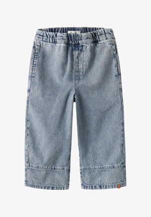 Džínové bermudy s elastickým pásom, svetlomodrej farby, s dvoma prednými vreckami a ohrnutými okrajmi. Mäkká a štruktúrovaná tkanina.