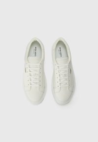 Un paio di sneaker bianche basse con lacci, motivo testurizzato e branding "Antony Morato" sulle solette, esposte su uno sfondo bianco.