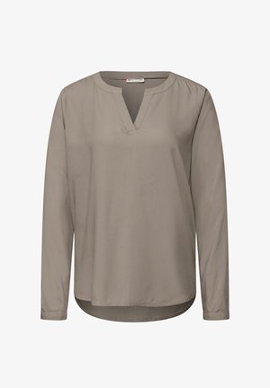 Blusa de manga larga en color topo con escote en V. Presenta una textura suave y un dobladillo curvado. Diseño simple y discreto, adecuado para superponer.