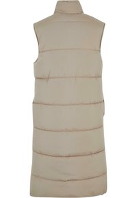 Beige mouwloos puffer vest met hoge kraag, horizontaal gestikte delen en subtiele stiksels door de stof.