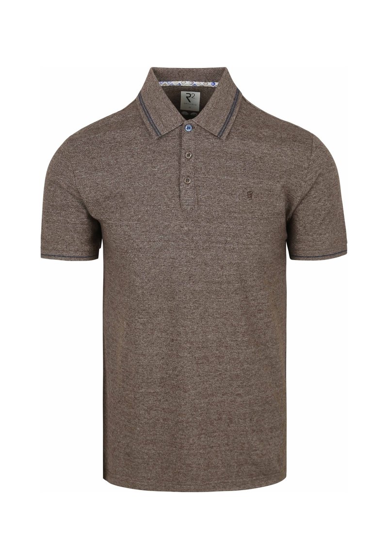 Bruine poloshirt van textuurstof, met tweeknolsluiting, contrasterende accenten op de kraag en mouwen, subtiele logo op de borst.