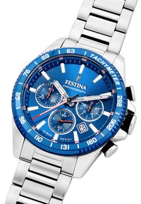 Montre chronographe Festina avec un cadran métallique bleu, un bracelet en acier inoxydable argenté, une lunette tachymétrique et trois sous-cadrans. Résistante à l'eau jusqu'à 10 bars.