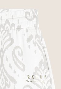 Freddy BERMU STAMPA FLOREALE - Pantalón corto de deporte - allover ikat white