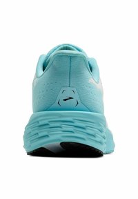 Laufschuh mit einem hellblauen Mesh-Obermaterial, gepolstertem Kragen und strukturiertem Sohle mit schwarzem Gummiprofil und einem Emblem an der Ferse.