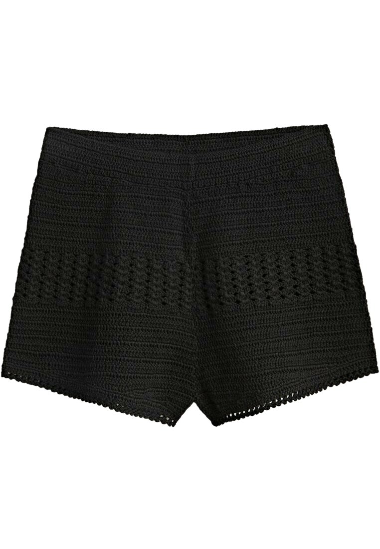 Shorts en crochet noir avec des bandes texturées et des bords festonnés. Dotés d'une taille haute et d'une silhouette ajustée.