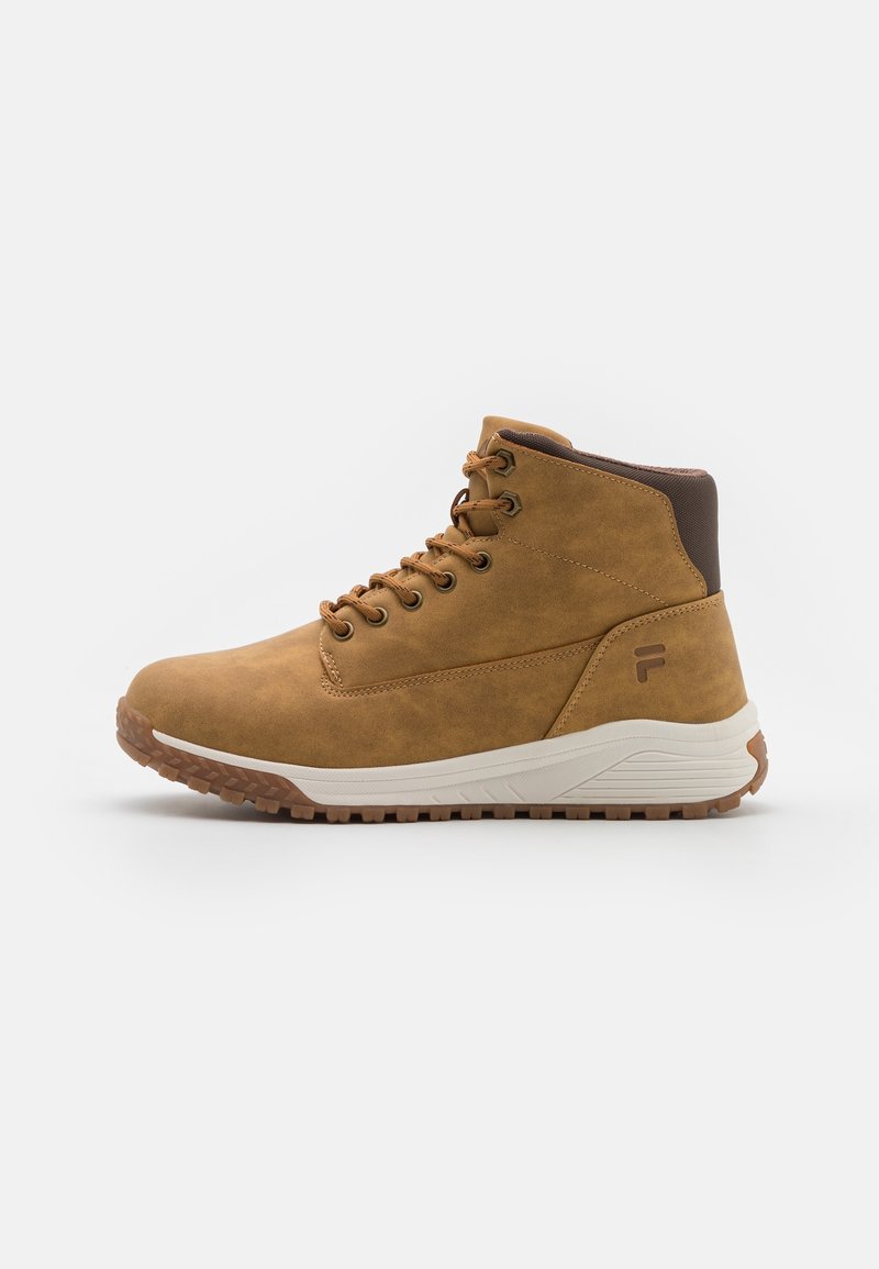 Stivali mid-top in pelle tan con dettagli marroni, lacci rotondi e suola in gomma resistente con un motivo testurizzato per una buona aderenza.