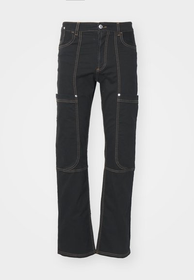 Zwarte cargobroek van duurzaam materiaal, met meerdere zakken, contrasterende stiksels, een recht model en een knoopsluiting.