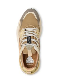 Sneaker beige e marrone realizzato in materiali mesh, pelle e suede. Dotato di lacci bianchi, etichetta con logo e un'intersuola in sughero testurizzato.