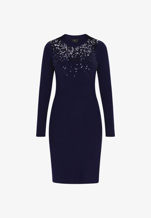 Mornarice plava dugorukava uska pletena haljina s okruglim izrezom i srebrnim štrasom koji ukrašava gornji dio prsnog koša i ramena.