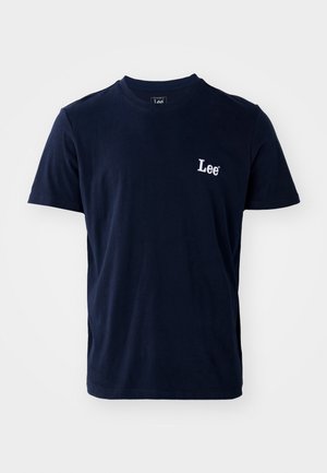 Camiseta de algodón azul marino de manga corta, con cuello redondo y logo de "Lee" bordado en el área del pecho izquierdo. Textura suave.