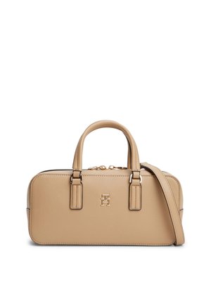 Sac à main rectangulaire en cuir beige avec doubles poignées, une bandoulière amovible, des ferrures dorées et un logo embossé centré.