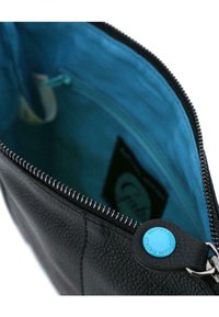 Pochette en cuir noir avec un extérieur texturé, doublure intérieure bleu vif, et une fermeture à zip avec un tirette rond bleu.