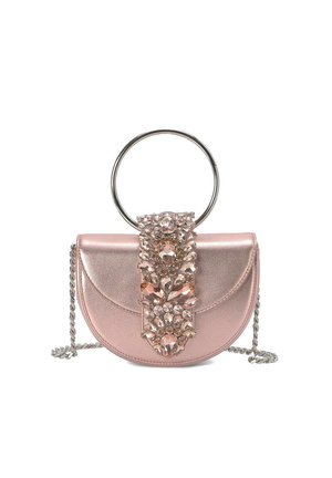Bolso metálico redondo en color rosa dorado con un gran asa circular. Adornado con una franja de cristales en la parte frontal. Presenta una correa de cadena.