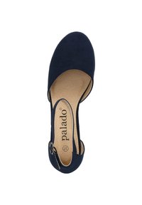 Escarpin en daim bleu marine avec un bout ouvert et une bride de cheville, dotée d'une semelle intérieure rembourrée et d'un design à bout rond. Taille 37.