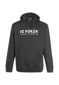 Svart hoodie gjord av en blandning av bomullstyg, med en framficka i kängurustil, justerbar dragsko för huvan och vit tryckt logotext.