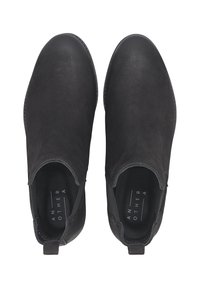 Botines negros de tobillo fabricados en ante texturizado y cuero liso, con punta redondeada y paneles laterales elásticos para facilitar su colocación.