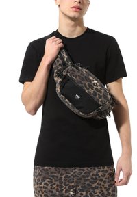 Umhängetasche im Leopardenmuster mit schwarzen Akzenten, aus weichem Stoff gefertigt. Verfügt über einen verstellbaren Tragegurt und Reißverschlusstaschen. Strapazierfähiges Design.