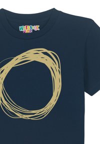 Navyblaue Baumwoll-T-Shirt mit einem goldenen, runden Kritzel-Design auf der Vorderseite. Kurze Ärmel und ein runder Halsausschnitt.