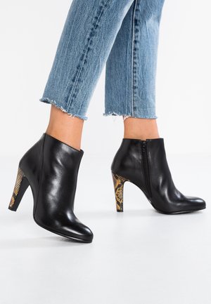 Bottines à talons hauts - black