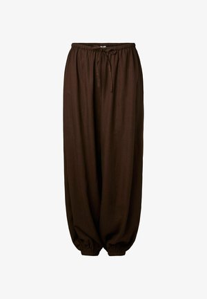 Lahkesti istuvad tumedat pruunid püksid elastse vöökohtade ja mansettidega, millel on vöökoha nöör.