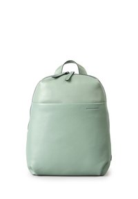 Zaino in pelle verde menta con finitura testurizzata, una maniglia superiore singola e chiusura con zip. Presenta un pannello frontale liscio e una marcatura discreta.