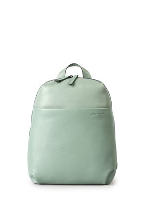 Zaino in pelle verde menta con finitura testurizzata, una maniglia superiore singola e chiusura con zip. Presenta un pannello frontale liscio e una marcatura discreta.