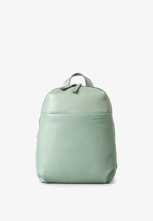 Zaino in pelle verde menta con finitura testurizzata, una maniglia superiore singola e chiusura con zip. Presenta un pannello frontale liscio e una marcatura discreta.