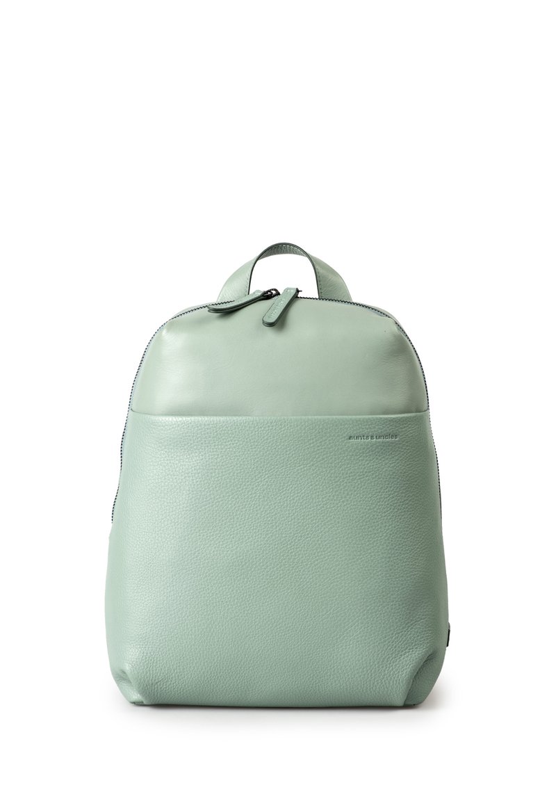 Zaino in pelle verde menta con finitura testurizzata, una maniglia superiore singola e chiusura con zip. Presenta un pannello frontale liscio e una marcatura discreta.