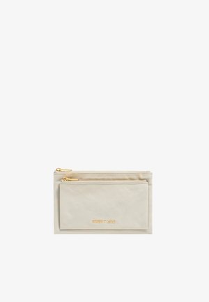 Portafoglio in pelle beige con due scomparti con zip e hardware color oro. Presenta una superficie liscia e il nome del brand in rilievo sulla parte anteriore.