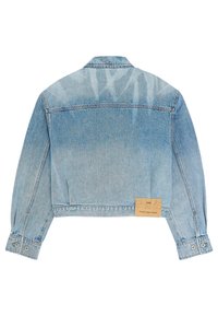 Φωτεινό μπλε τζιν μπουφάν, ορατό από πίσω, με μακριά μανίκια, κουμπωτά μανσέτες και μια ορθογώνια ταμπέλα από δέρμα ταμπά κοντά στο τελείωμα στη δεξιά πλευρά.