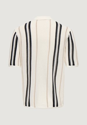 Kreemikas lühikeste varrukatega kootud polosärk, millel on vertikaalsed mustad ja beežid triibud, tekstuurse kangaga ja pehme kraega, nähtud tagantpoolt.